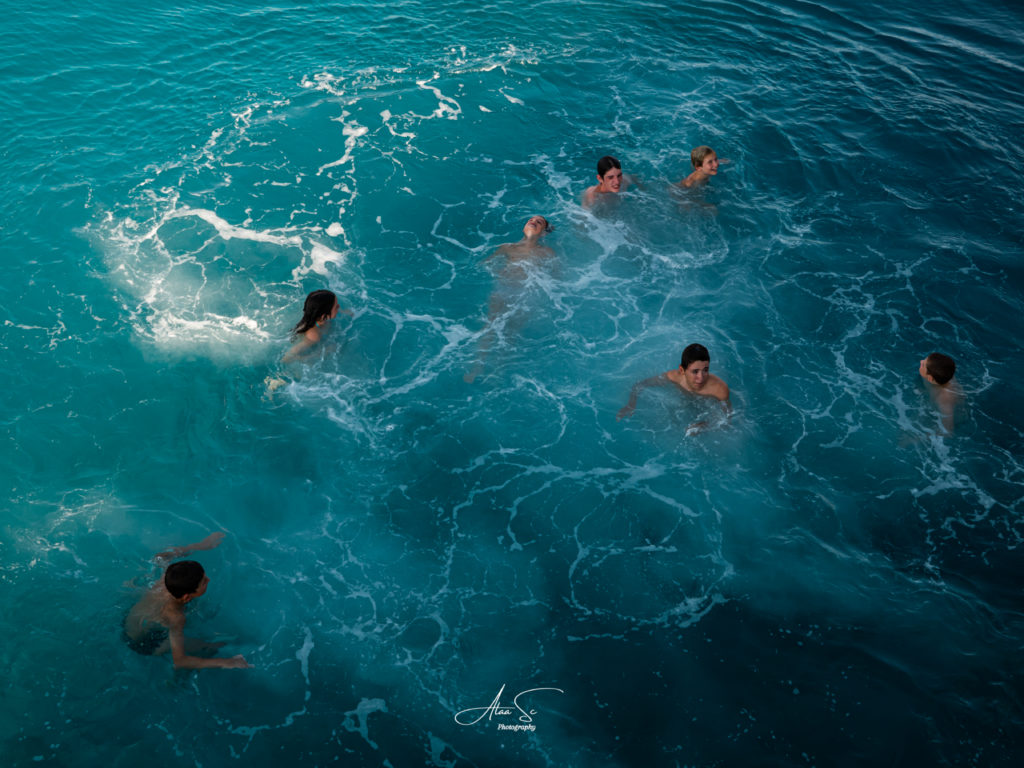 enfants dans l'eau